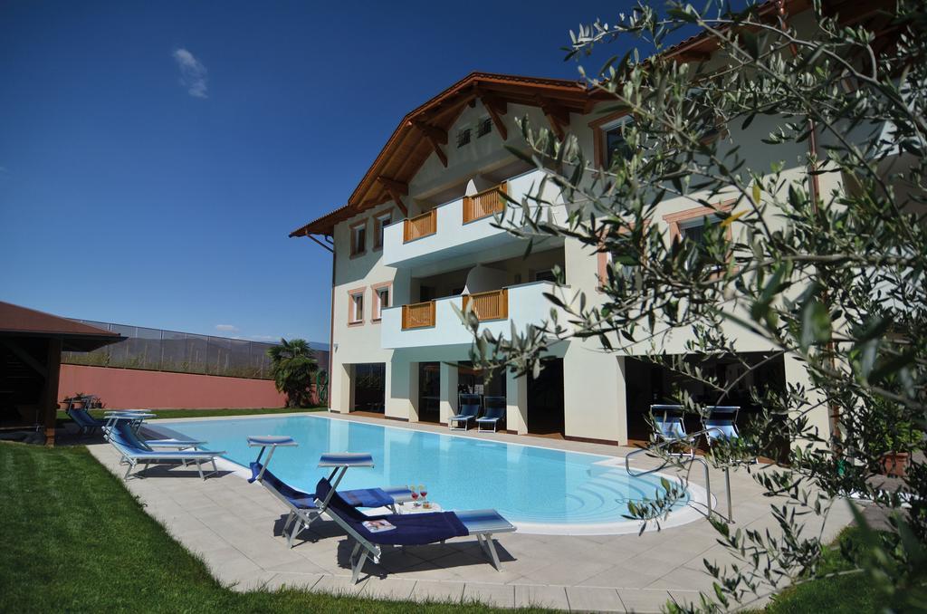 Garni Hotel Peterlinhof Caldaro Exteriör bild