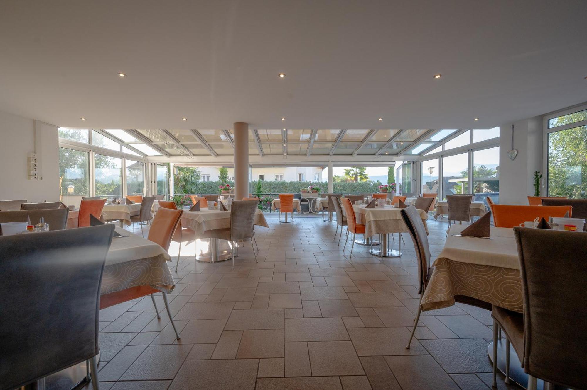 Garni Hotel Peterlinhof Caldaro Exteriör bild