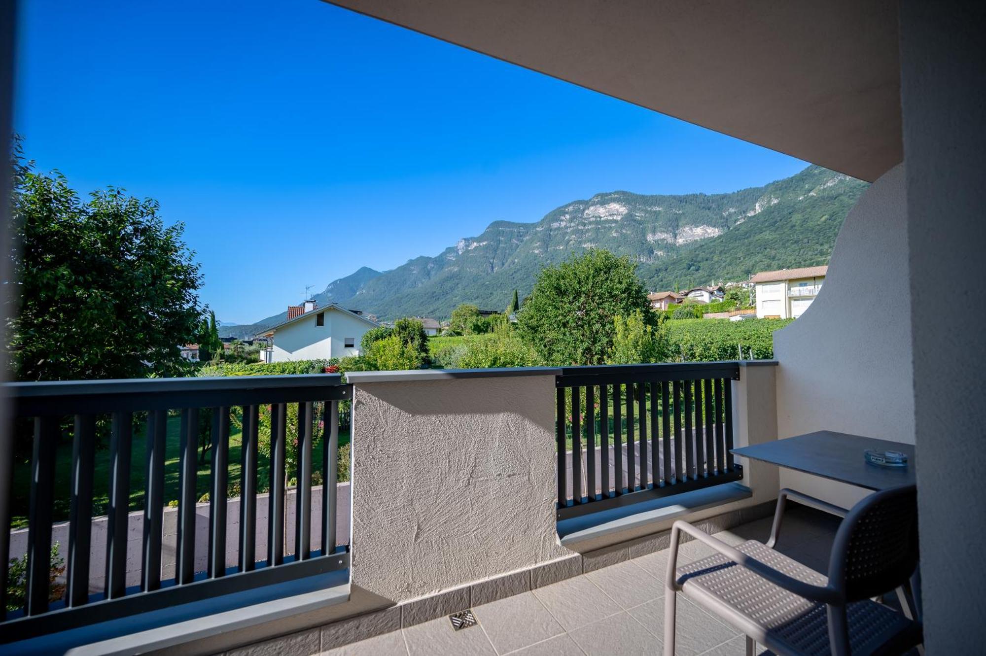 Garni Hotel Peterlinhof Caldaro Exteriör bild