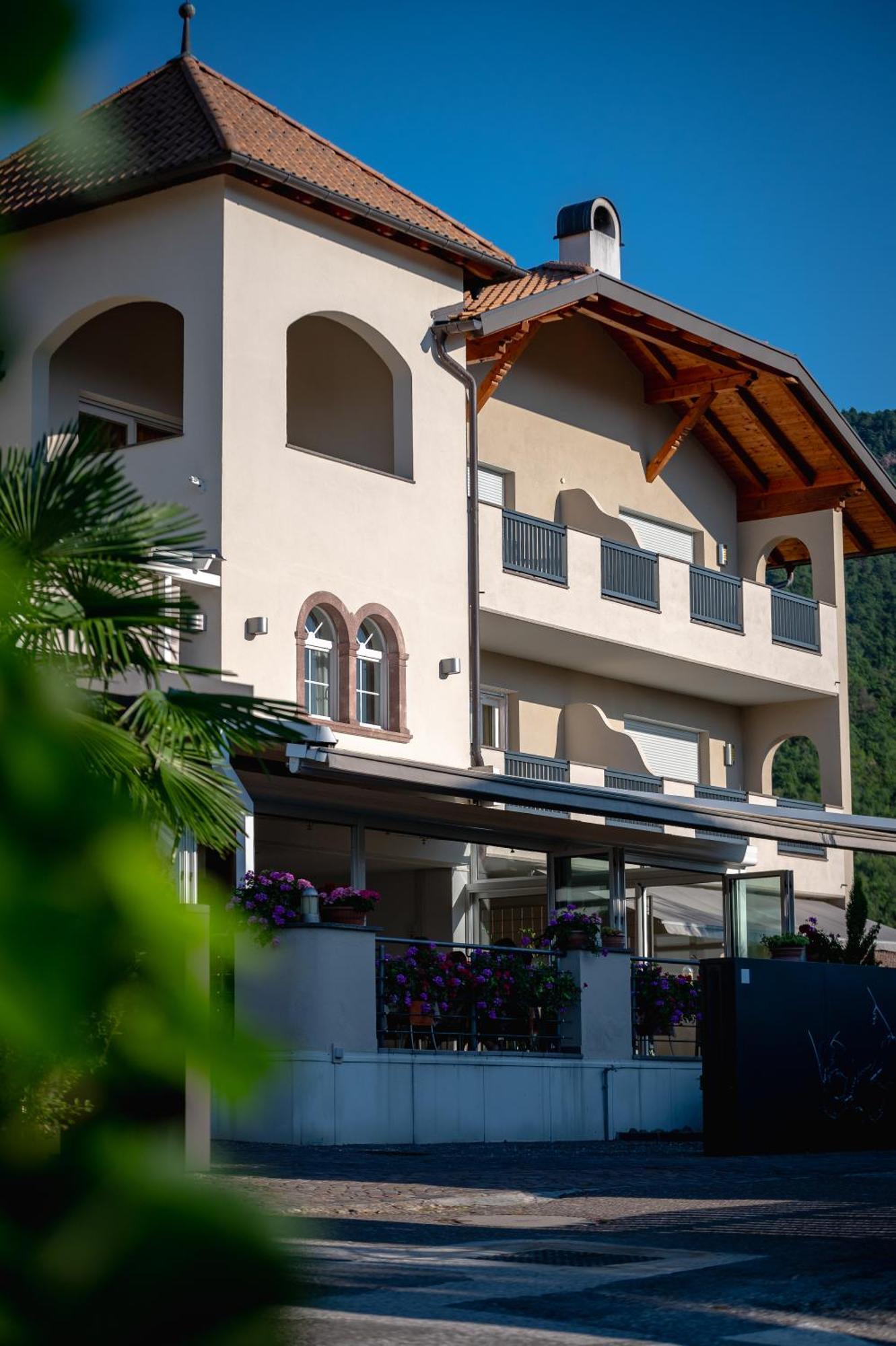 Garni Hotel Peterlinhof Caldaro Exteriör bild