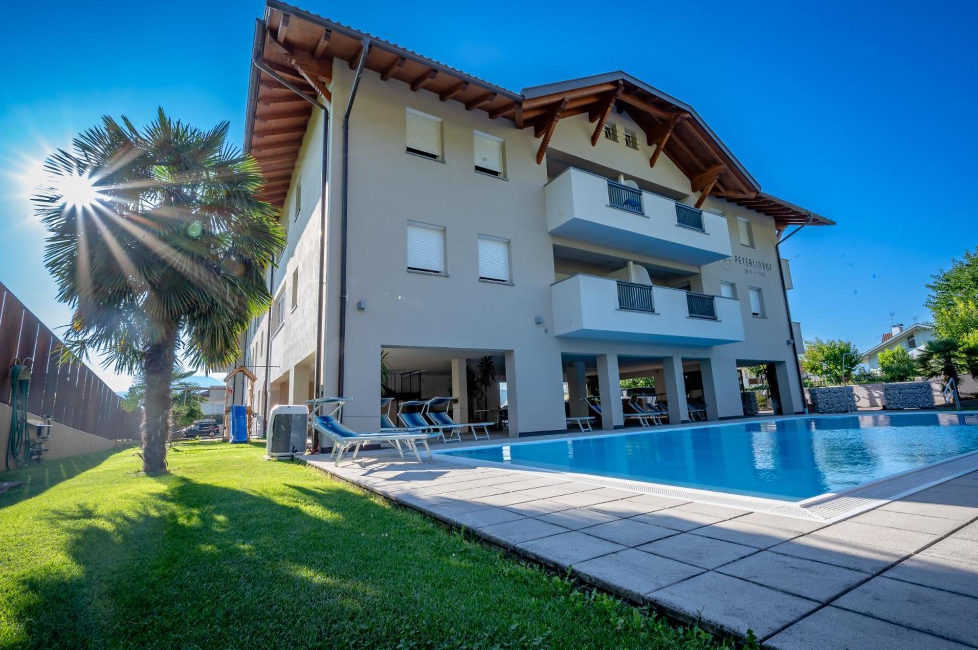Garni Hotel Peterlinhof Caldaro Exteriör bild